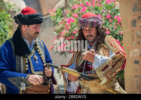 Mann in traditioneller alter Kleidung posiert in der antiken Stadt Monemvasia Stockfoto