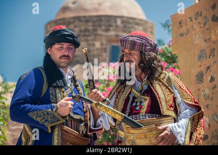 Mann in traditioneller alter Kleidung posiert in der antiken Stadt Monemvasia Stockfoto