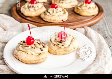 Meringue mit Cocktail-kirschen Stockfoto