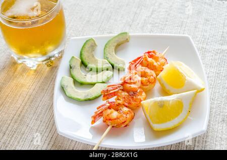 Garnelen Spieße mit Avocado und Zitronenscheiben Stockfoto