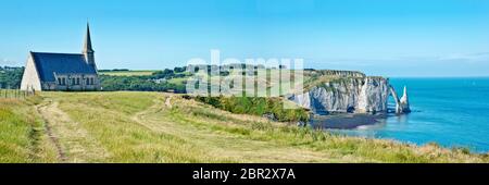 Panorama der Kapelle Notre Dame de la Garde und der Klippe von Etretat, Normandie, Frankreich Stockfoto