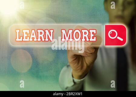 Schreiben Hinweis zeigen, erfahren Sie mehr. Business Konzept für Kenntnissen oder Fähigkeiten durch Anweisung erhebliche Lernen erworben Stockfoto