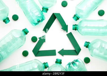 Recycling-Symbol für Grünpapier mit leeren Wasserflaschen aus Kunststoff Stockfoto