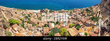 Panoramablick von der Zitadelle auf die Altstadt von monemvasia in Greec Stockfoto