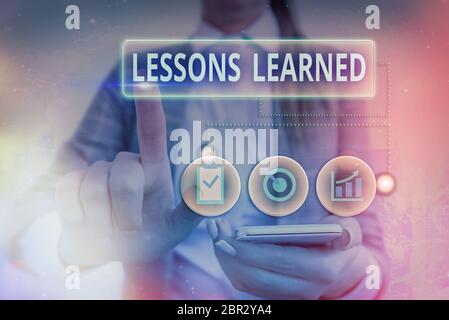 Schreiben Hinweis Übersicht Lektionen gelernt. Business Konzept für das Wissen oder Verständnis von Erfahrungen Stockfoto
