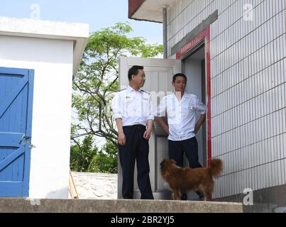 (200520) -- NINGBO, 20. Mai 2020 (Xinhua) -- Ye Jinghu (L), ein Leuchtturmwärter der vierten Generation und Vater von Ye Chaoqun, spricht mit seinem ehemaligen Kollegen, nachdem er am 20. Mai 2020 das tägliche Notwendige auf die Qiliyu-Insel in Ningbo, der ostchinesischen Provinz Zhejiang gebracht hatte. Fünf Generationen einer Familie aus Ningbo, der ostchinesischen Provinz Zhejiang, haben als Leuchtturmwärter gedient und haben ein Familienmotto angenommen, das lautet: "Halte das Licht an, wenn du lebst". Im Jahr 1883 begann Ye Lairong, der erste Leuchtturmwärter der Familie, auf der Insel Baijie zu arbeiten. Danach erbten seine Nachkommen und Stockfoto