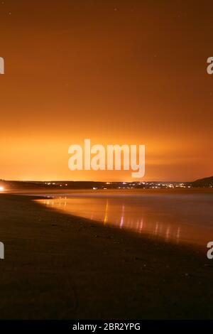 Sternenhimmel über dem Meer am Strand in der Nacht draußen Stockfoto