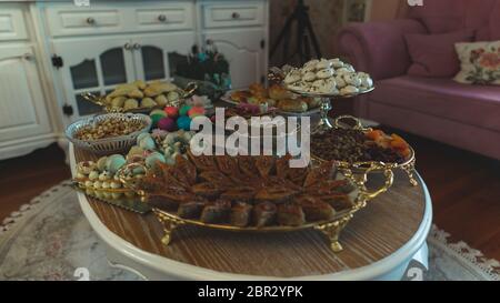 Traditionelle aserbaidschanische Urlaub Nowruz Cookies, Baklava, andere Süßigkeiten auf dem Tisch für die Feier. Stockfoto