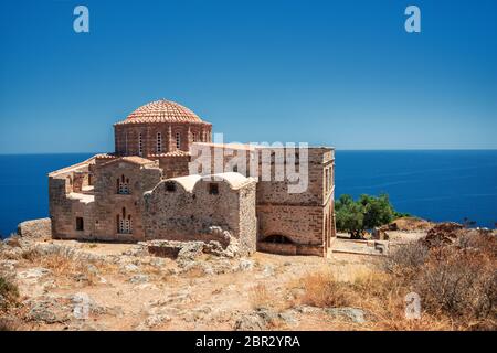 Die Kirche Agia Sophia auf dem Plateau, mit dem Meer im Hintergrund in Monemvasia, Griechenland. Stockfoto