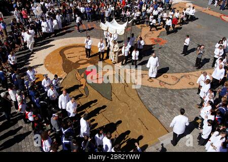 Minas Gerais / Brasilien - 20. Juni 2019: Bunte Teppiche bei der Feier der Corpus-Christus-Zeremonie in Minas Gerais Stockfoto