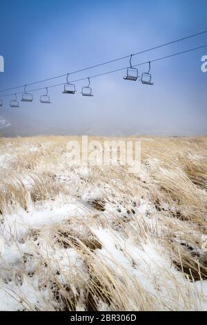 Skilift im Skigebiet in einem nebligen Tag Stockfoto