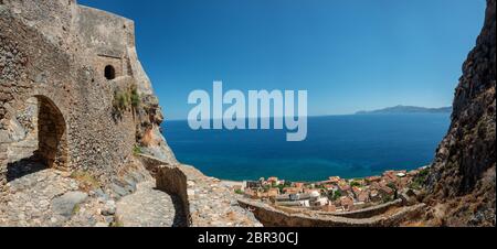 Panoramablick von der Zitadelle auf die Altstadt von monemvasia in Greec Stockfoto