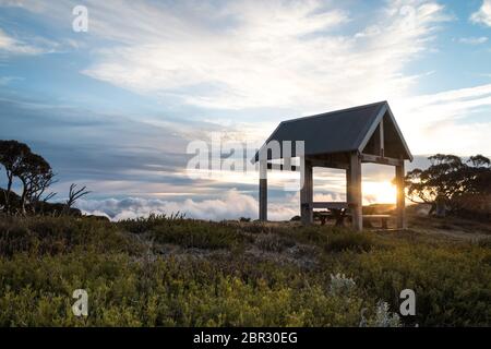 Sonnenuntergang auf dem Gipfel des Berges Stockfoto