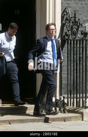 WESTMINSTER LONDON, 20. Mai 2020. GROSSBRITANNIEN. Alex Burghart, konservativer Abgeordneter für Brentwood und Ongar verlässt die Downing Street 10. Kredit: amer Ghazzal/Alamy Live News Stockfoto