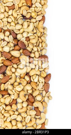 Frisch geröstete Nüsse auf weißem Hintergrund als Nahaufnahme isoliert (selektiver Fokus) Stockfoto