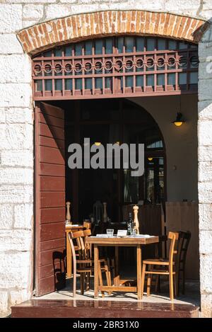 Blick auf das Café und Restaurants im historischen Zentrum von Rovinj, Kroatien Stockfoto