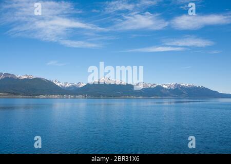 Die südlichste Stadt der Welt. Puerto Williams Stadtbild von Beagle Kanal. Chile Sehenswürdigkeiten Stockfoto