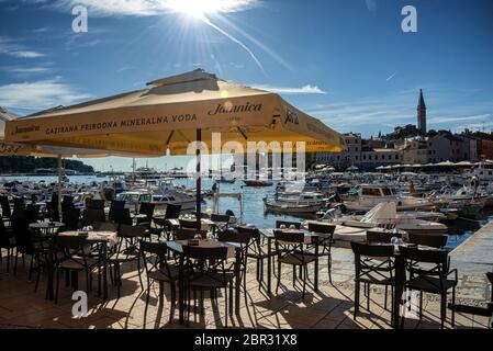 Blick auf das Café und Restaurants im historischen Zentrum von Rovinj, Kroatien Stockfoto