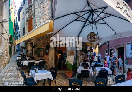 Blick auf das Café und Restaurants im historischen Zentrum von Rovinj, Kroatien Stockfoto