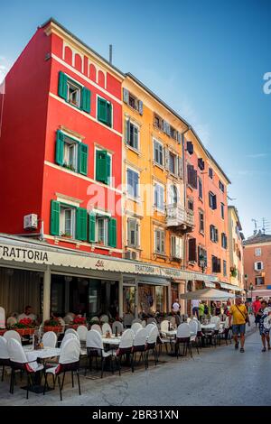 Blick auf das Café und Restaurants im historischen Zentrum von Rovinj, Kroatien Stockfoto