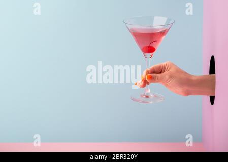 Die Hand der Frau hält ein Glas roten Prosecco Stockfoto