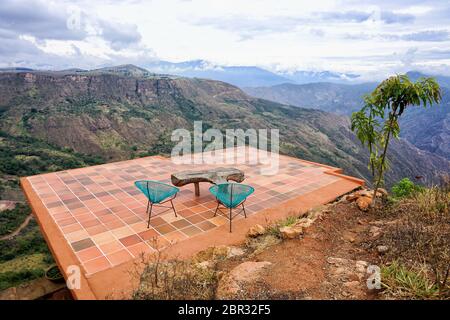 Dach mit Blick auf die Berge und Chicamocha Canyon in der Mesa de los Santos, Kolumbien Stockfoto