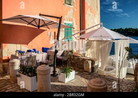 Blick auf das Café und Restaurants im historischen Zentrum von Rovinj, Kroatien Stockfoto