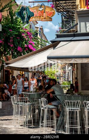 Straße, Café und Fassaden des alten Teils der Stadt Nafplio in Griechenland Stockfoto