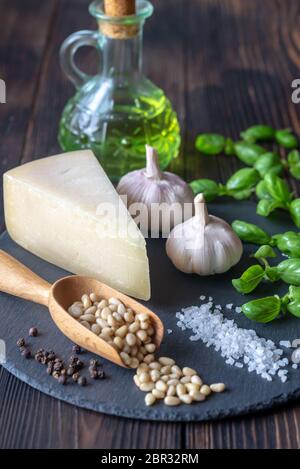 Zutaten für Pesto auf den schwarzen Stein board Stockfoto