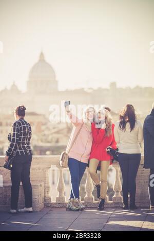 Rom, Italien. 10. Januar 2016: Touristen und Menschen auf der Pincio Terrasse in Rom in Italien. Blick auf St. Peter und die Stadt Rom. Zwei junge Mädchen bekommen Stockfoto