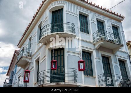 Straße, Café und Fassaden des alten Teils der Stadt Nafplio in Griechenland Stockfoto