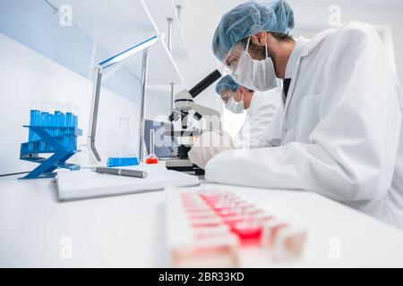 Gruppe von Wissenschaftlern betreibt Forschung im Labor . Stockfoto