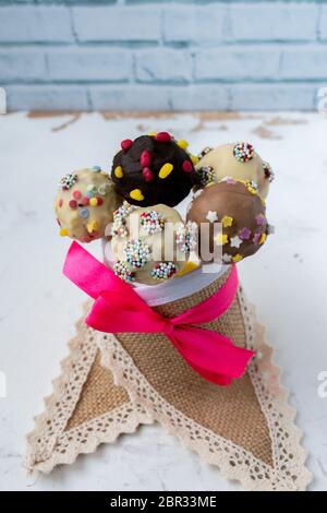 Verschiedene hausgemachte Kuchen Pops mit Schokolade dekoriert Stockfoto