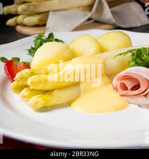 Spargel mit Schinken und Bechamelsauce Sauce Stockfoto