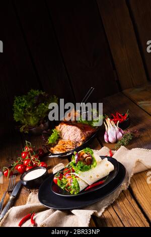 Leckere Wraps mit zog Schweinefleisch und Salat gefüllt Stockfoto