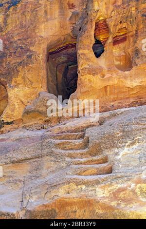 Hand schneiden Treppe zu einer groben Grab auf dem Weg nach Petra, Jordanien Stockfoto