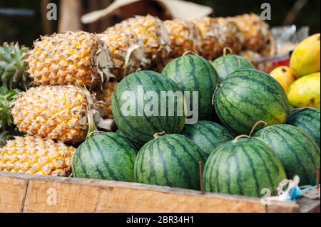 Ananas und Wassermelone zum Verkauf. Angkor, UNESCO-Weltkulturerbe, Provinz Siem Reap, Kambodscha, Südostasien Stockfoto