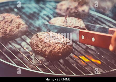 Leckere vegane Burger auf der machen, Vorbereitung eines Gemüsebratling auf dem Grill, leckeres und gesundes Essen, köstlichen Barbecue Räucherlachs Schnitzel, schönen Sommer wee Stockfoto