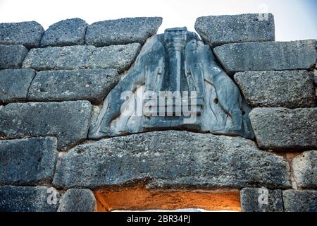 Löwentor, der Haupteingang der Zitadelle von Mycenae. Archäologische Stätte von Mycenae auf dem Peloponnes, Griechenland. Stockfoto