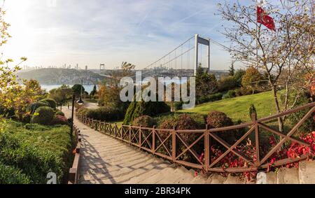 Istanbul Otagtepe Park und die Fatih Sultan Mehmet Brücke, Türkei Stockfoto