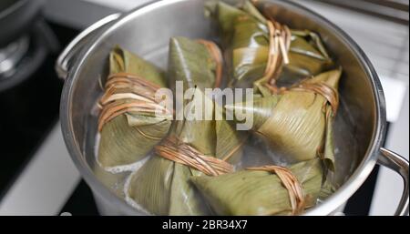 Koche klebrige Reisknödel Stockfoto