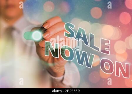 Hinweis zum Verkauf jetzt schreiben. Geschäftskonzept für Rabatte und Werbeangebote für Verkaufsmarketing im Einzelhandel Stockfoto