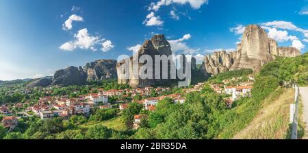 Kastraki, Griechenland - 07.04.2018. Panoramablick auf die Kastraki Village am Fuße der Berge in Meteora Griechenland an einem sonnigen Sommertag Stockfoto