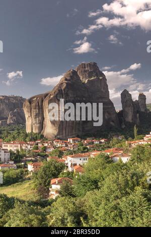 Kastraki, Griechenland - 07.04.2018. Panoramablick auf die Kastraki Village am Fuße der Berge in Meteora Griechenland an einem sonnigen Sommertag Stockfoto