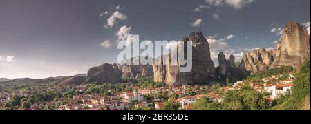Kastraki, Griechenland - 07.04.2018. Panoramablick auf die Kastraki Village am Fuße der Berge in Meteora Griechenland an einem sonnigen Sommertag Stockfoto