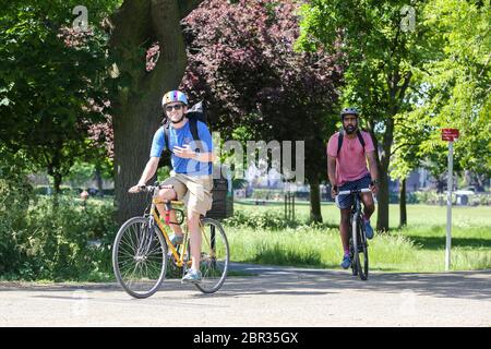 Tottenham, Nord London, UK 20 May 2020 - Radfahrer im Markfield Park, Tottenham, Nord London. Die Regierung hat die Regeln für die Sperrung des COVID-19 gelockert, sodass die Menschen mehr Zeit im Freien verbringen können. Laut Met Office werden heute 28 Grad celsius prognostiziert, was ihn zum bisher heißesten Tag des Jahres macht. Kredit: Dinendra Haria/Alamy Live News Stockfoto