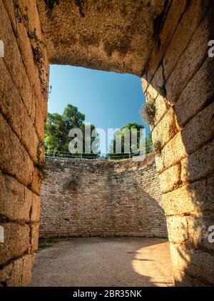 Blick auf die Tholos Grab von aegisth in die archäologische Stätte von Mykene in Peloponnes, Griechenland Stockfoto