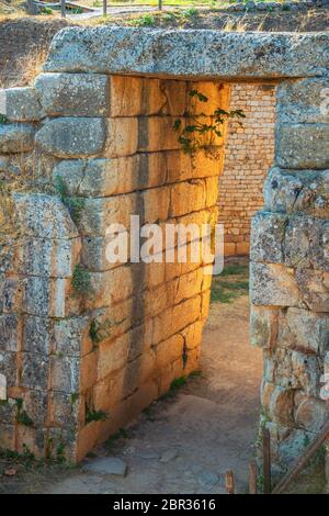 Blick auf die Tholos Grab von aegisth in die archäologische Stätte von Mykene in Peloponnes, Griechenland Stockfoto