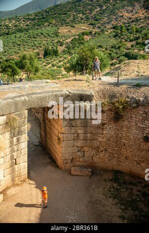 Blick auf die Tholos Grab von aegisth in die archäologische Stätte von Mykene in Peloponnes, Griechenland Stockfoto