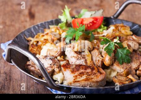 Schweinefilet auf Spätzle mit Pilzen Stockfoto